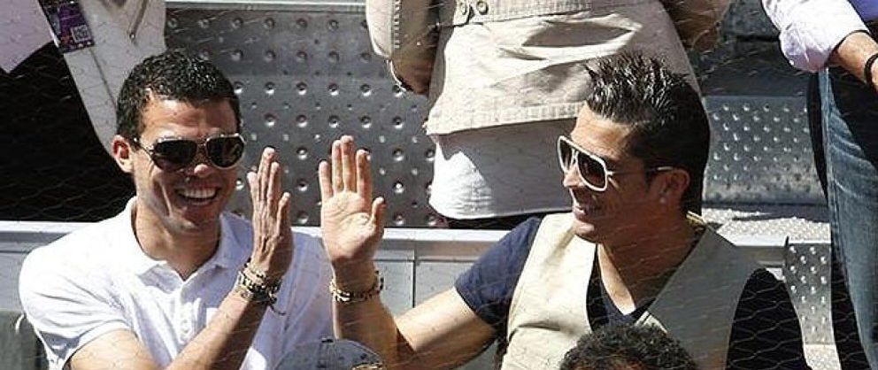 Foto: Cristiano Ronaldo protege a Pepe ante el castigo y persecución de Mourinho