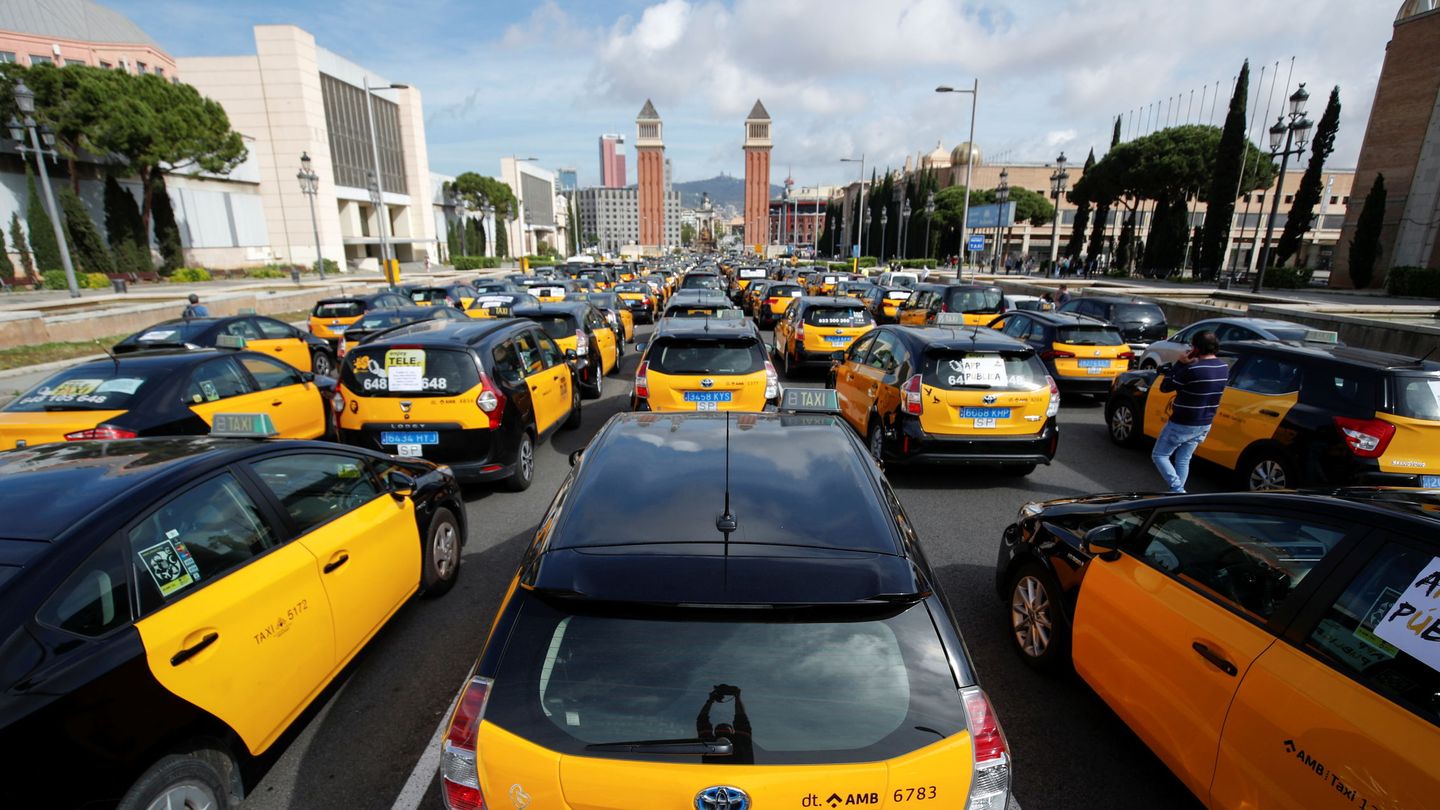 Unos taxis manifestándose por la regulación de las VTC en Barcelona. (Reuters)