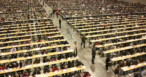 Foto: Examen de la administración gallega. (EFE)