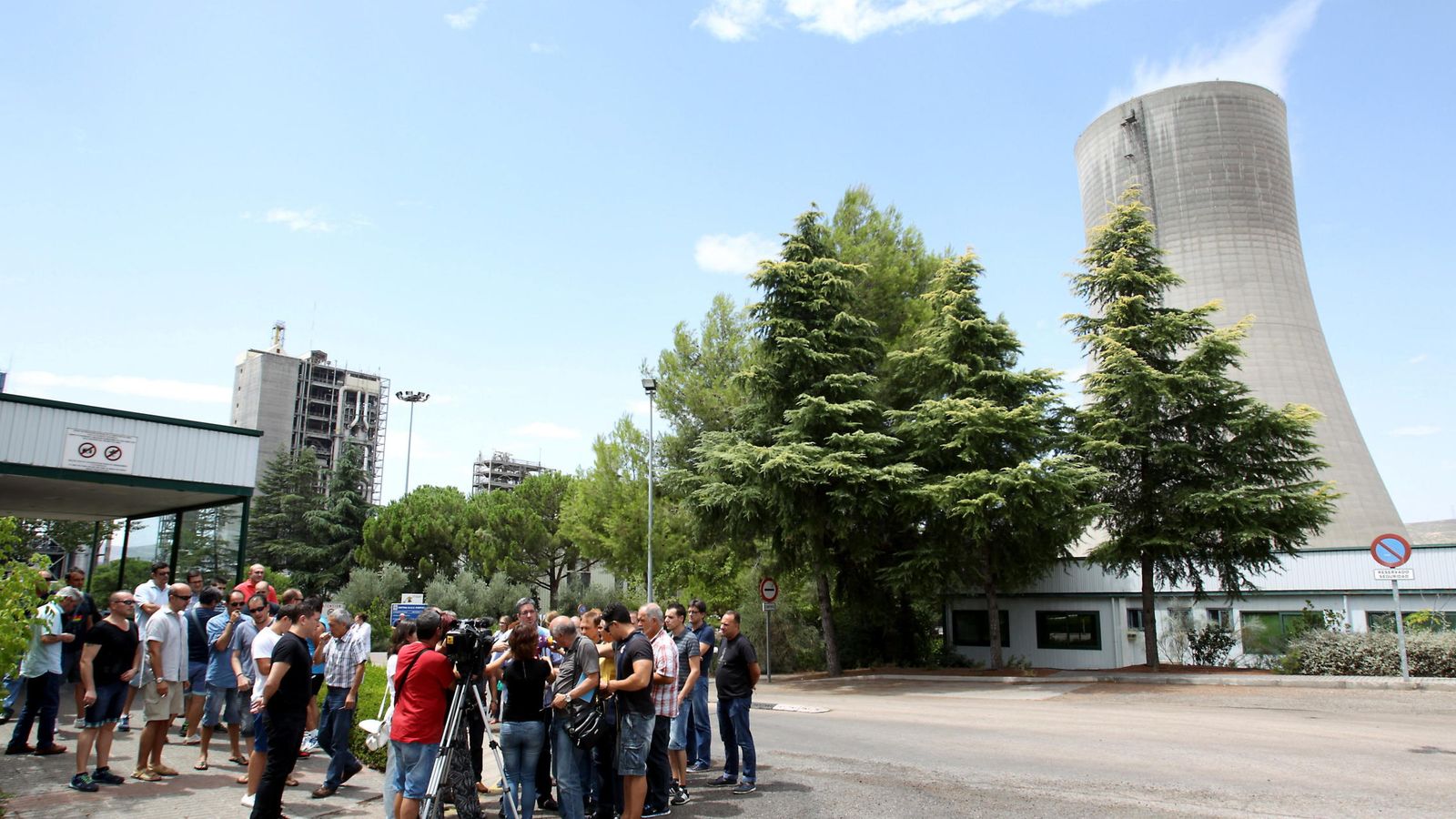 Foto: Representantes de los trabajadores de la planta de Elcogas en Puertollano (Ciudad Real) atienden a los medios de comunicación. (EFE)