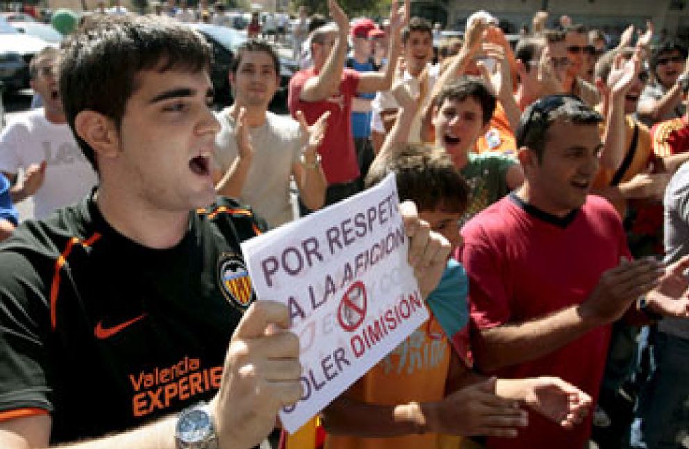 Foto: Cien seguidores piden la dimisión de Soler y de Soriano en Mestalla