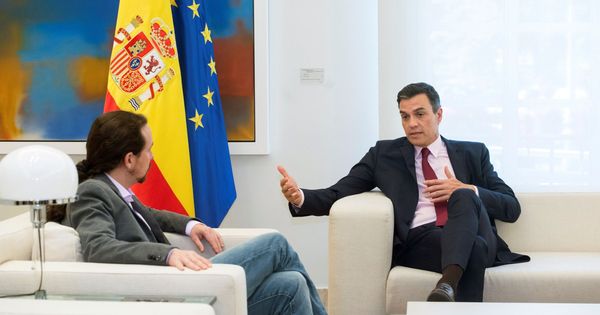 Foto: Pedro Sánchez y Pablo Iglesias conversan en un encuentro en Moncloa. (EFE)