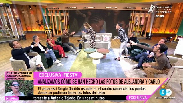 Emma García intentando cortar una fuerte discusión en 'Fiesta'. (Mediaset)