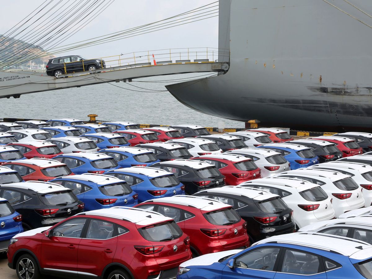 Foto: Un buque carga vehículos fabricados en China de MG para vender en otros países. (Reuters/Stringer)