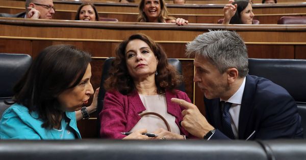 Foto: Margarita Robles y Fernando Grande-Marlaska charlan en el Congreso ante María Jesús Montero, el pasado 27 de junio en el Congreso. (EFE)