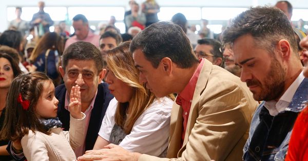 Foto: Pedro Sánchez y Susana Díaz, con una niña ante Paco Reyes (i) y Felipe Sicilia (d), este 30 de marzo en el recinto ferial Ifeja de Jaén. (Inma Mesa | PSOE)