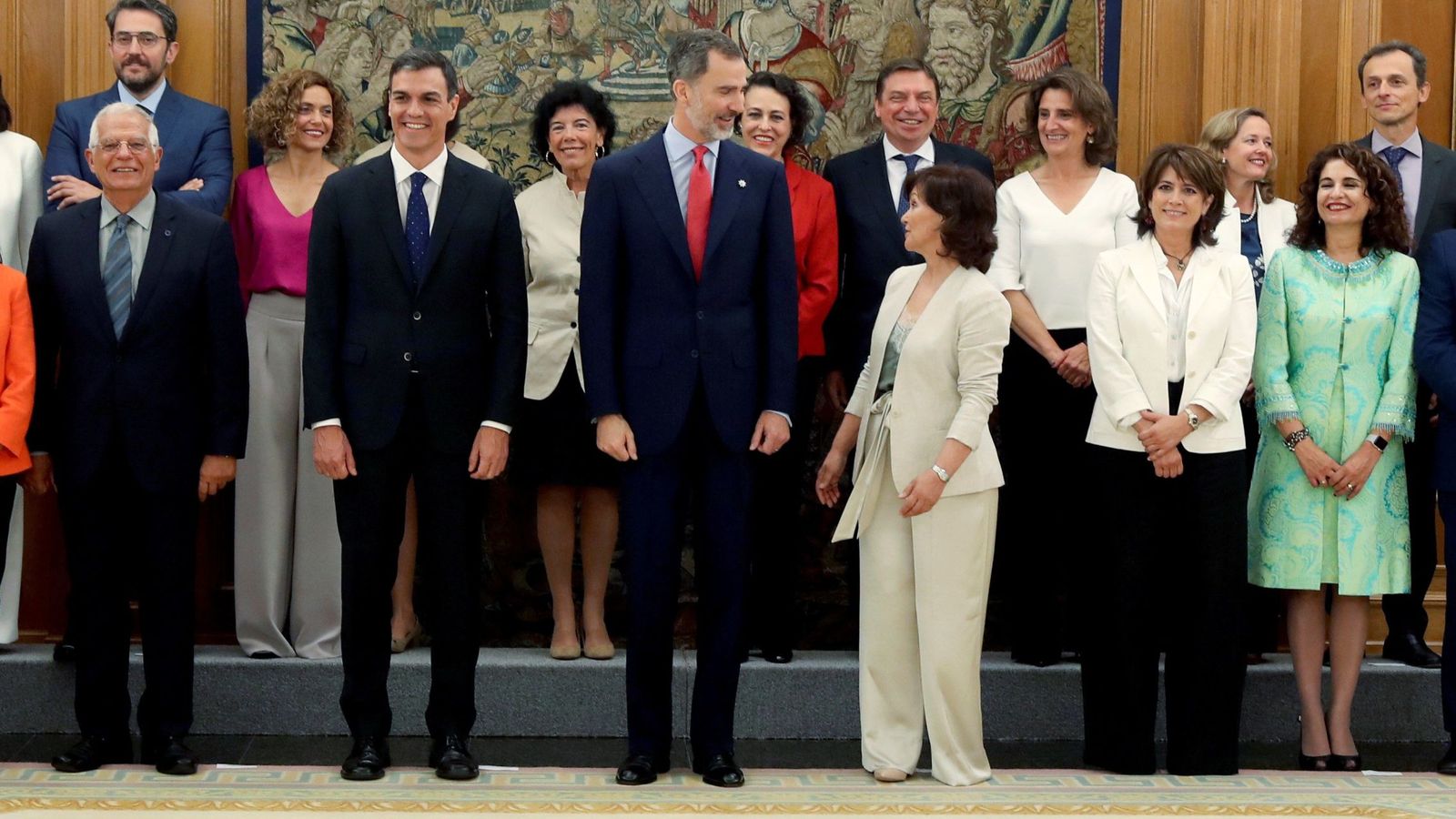 Foto: Los nuevos ministros, acompañados de Felipe VI, y el presidente del Gobierno, Pedro Sánchez, posan en la foto de familia tras prometer su cargo. (EFE)