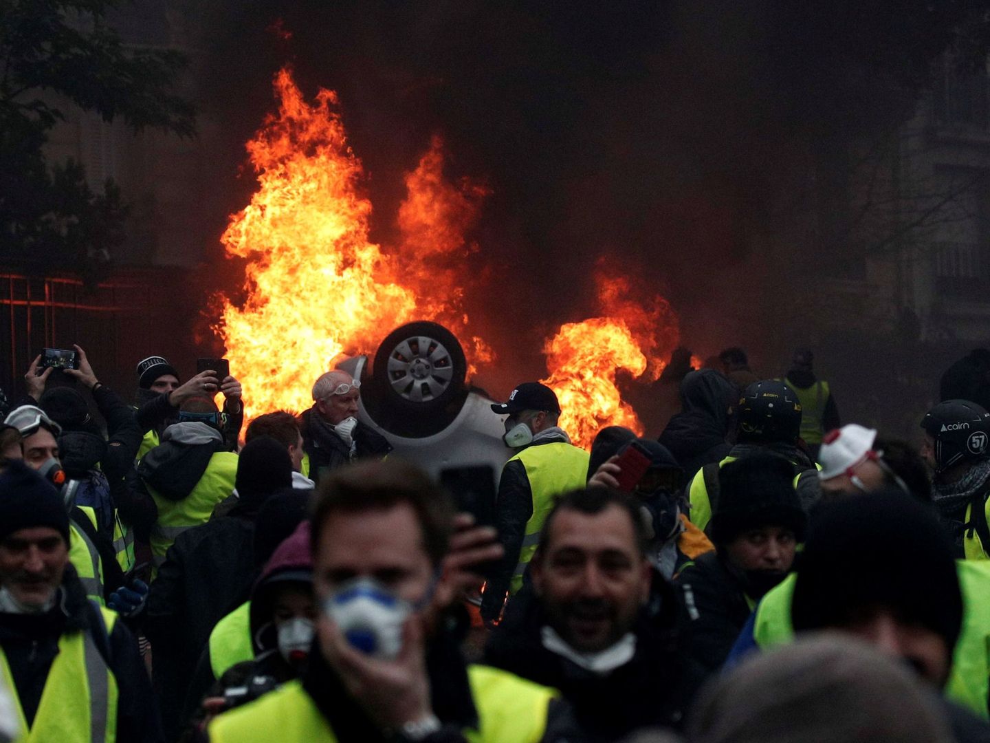 Manifestantes con chalecos amarillos se enfrentan a la policía cerca del Arco del Triunfo de París, Francia, el 1 de diciembre de 2018. (EFE)