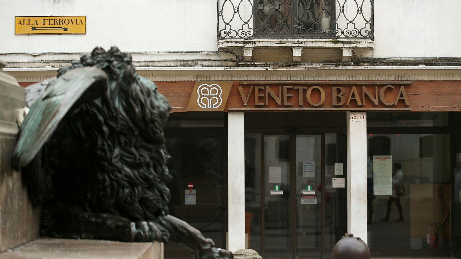 Foto: Oficina de Veneto Banca en Venecia. (Reuters)