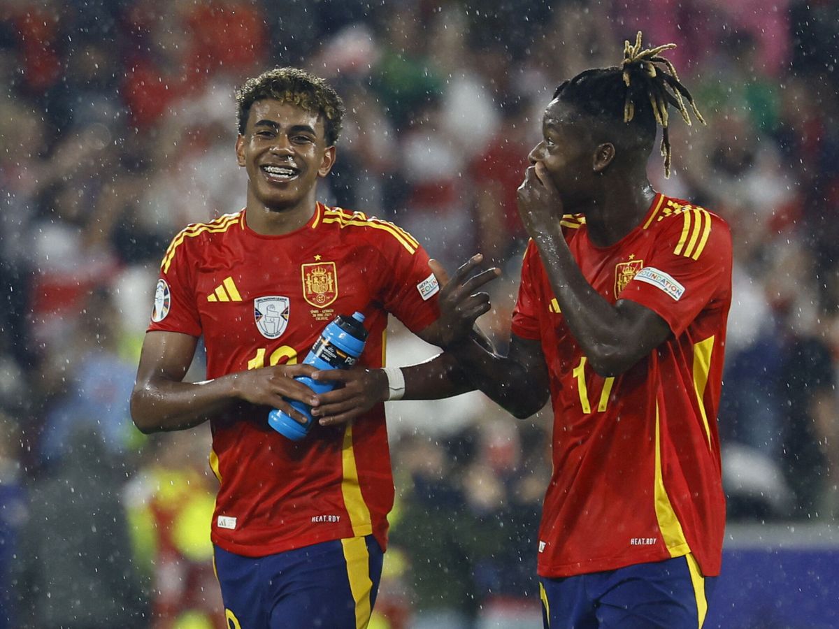 Foto: Nico Williams y Lamine Yamal sonríen tras pasar a cuartos de la Eurocopa. (Reuters/Wolfgang Rattay)