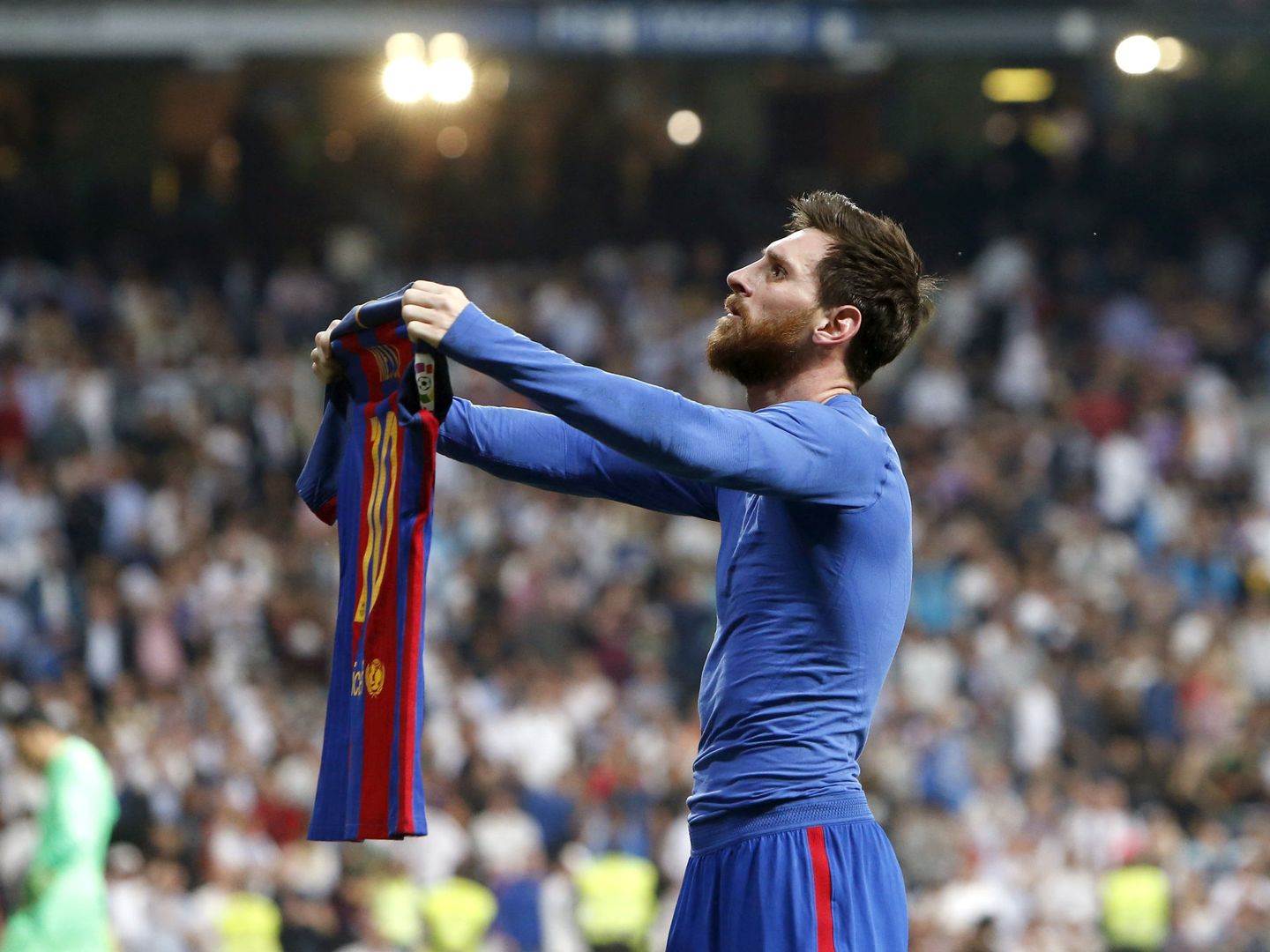 Messi muetra su camiseta del Barcelona a la grada del Bernabéu tras marcar un gol. (EFE)
