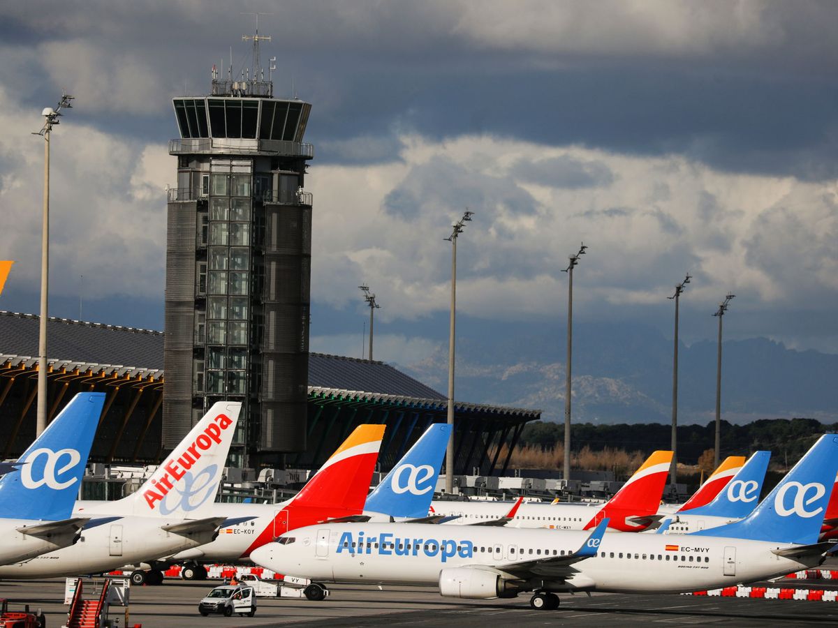 Foto: Aviones de Iberia y AirEuropa en el aeropuerto de Barajas. (Reuters)