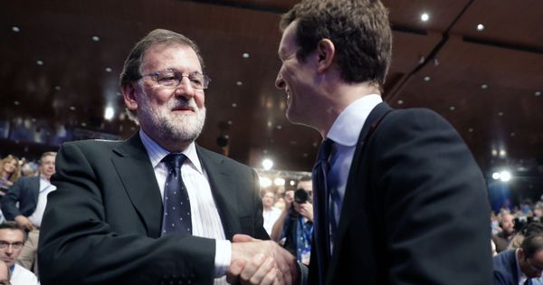 Foto:  Pablo Casado (d), saluda al expresidente del Gobierno, Mariano Rajoy. (EFE)