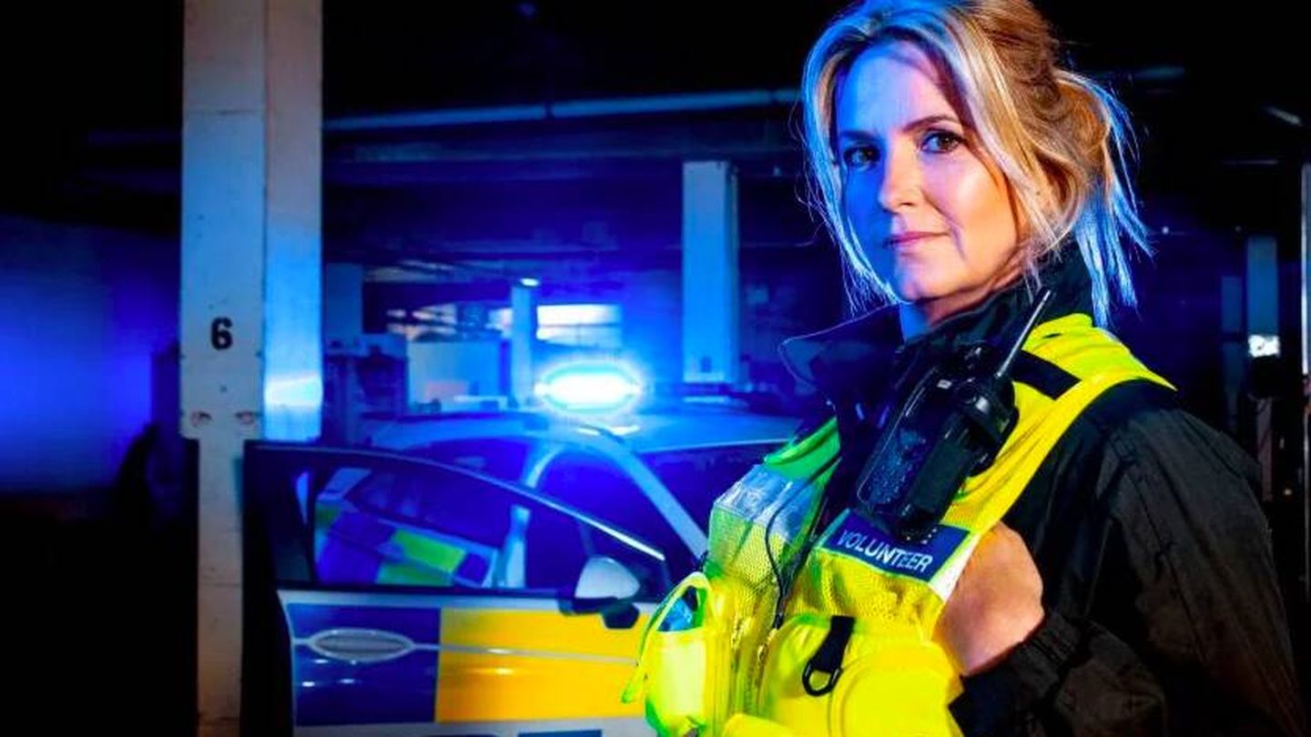 Penny Lancaster, de uniforme en 'Famous and Fighting Crime'. (Channel 4)