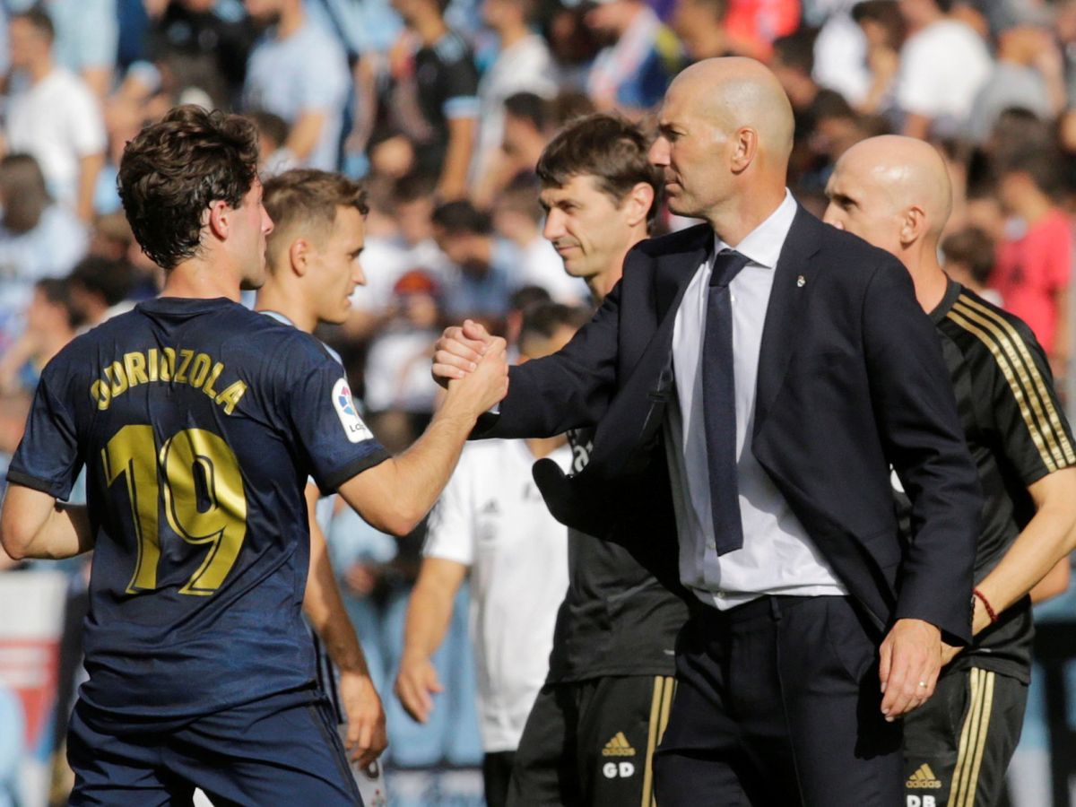 Foto: Zidane saluda a Odriozola tras sustituirle en uno de los pocos partidos que jugó con él. (REUTERS)