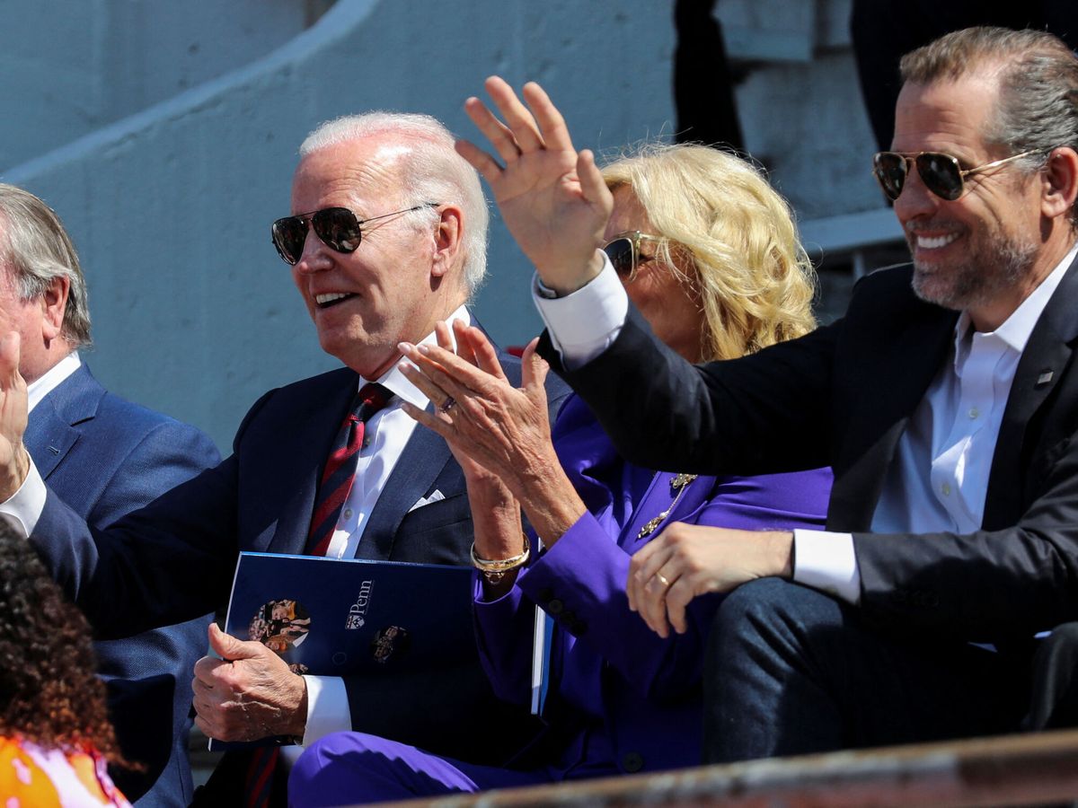Foto: El presidente de EEUU, Joe Biden, y la primera dama, Jill Biden, con su hijo, Hunter Biden. (Reuters/Amanda Rhoades)