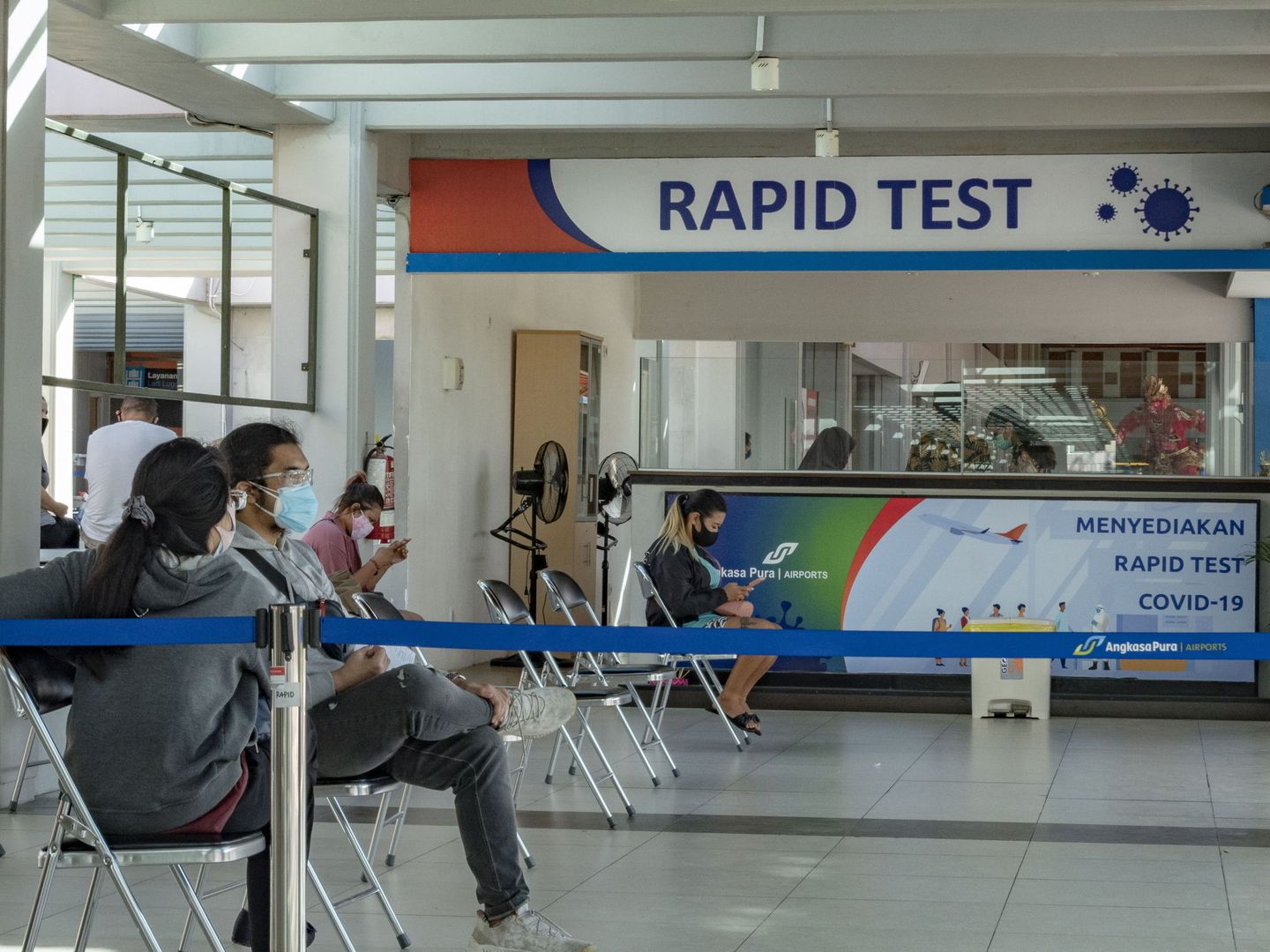 Pacientes esperan para hacerse un test. (Reuters)