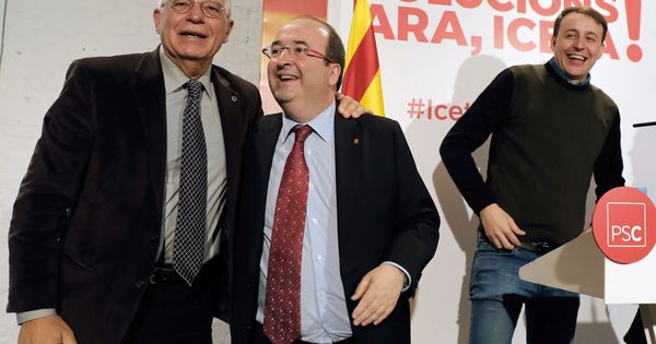 Foto: Miquel Iceta, junto al exministro Pepe Borrell y el eurodiputado Javi López, este 21 de diciembre en Barcelona. (EFE)
