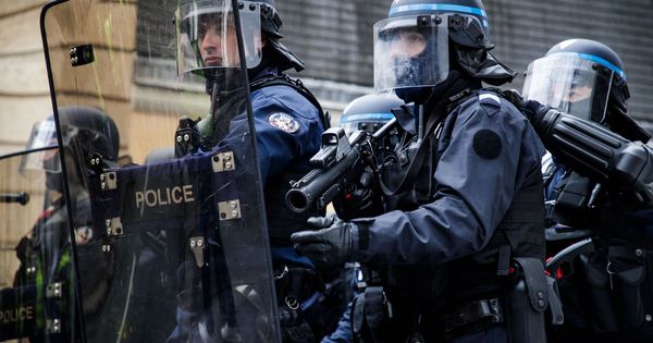 Foto: Un agente de policía enarbola un arma LDB-40 de balas de goma durante la 11ª jornada de protestas de los chalecos amarillos en París, el 26 de enero de 2019. (Reuters)