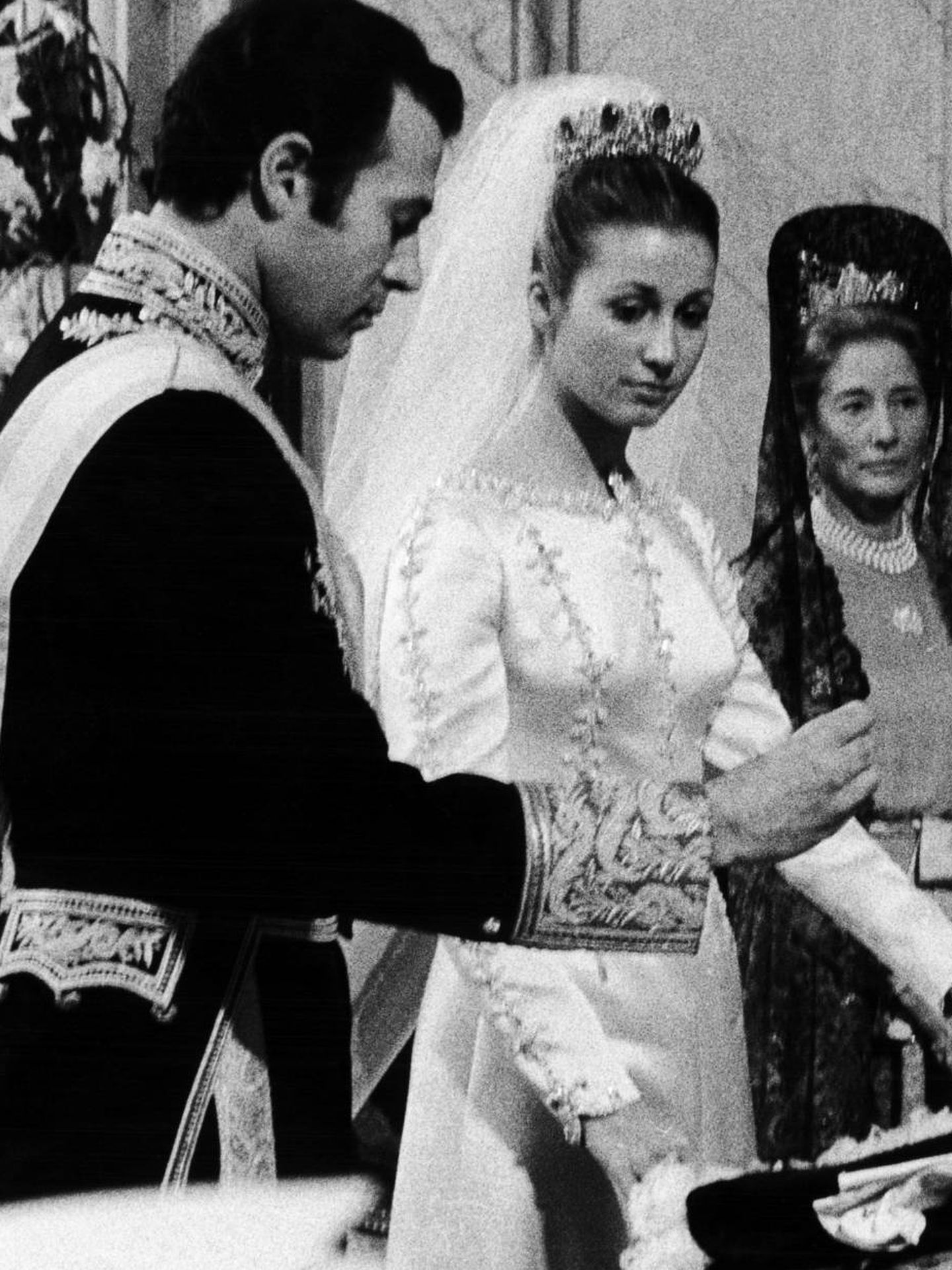 Alfonso de Borbón y Carmen Martínez-Bordiú, delante del altar, en su boda. (Getty)