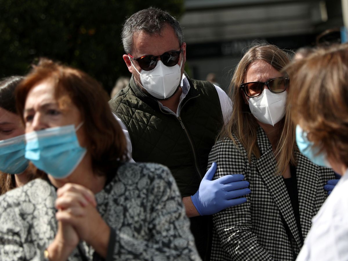 Foto: Concentración ante un hospital en Madrid. REUTERS