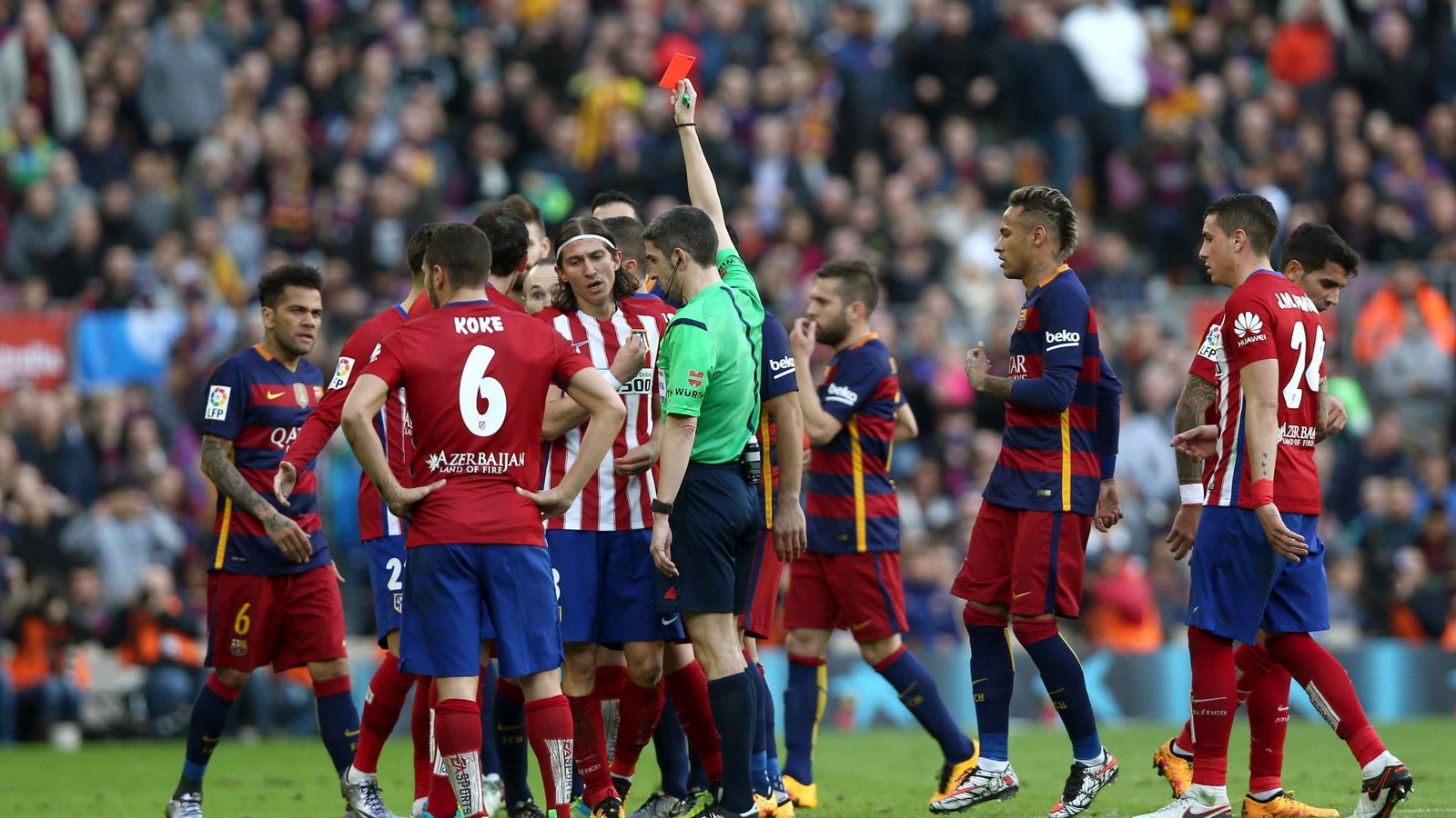 Foto: Momento en el que el colegiado le muestra la tarjeta roja a Filipe Luis ante el Barça (Efe).