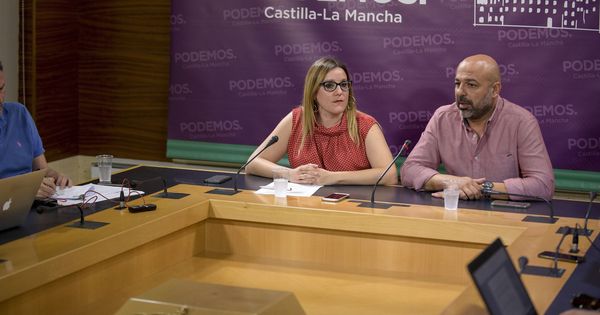 Foto: Los afiliados de Podemos apoyan el pacto de gobierno en C-LM. (EFE)