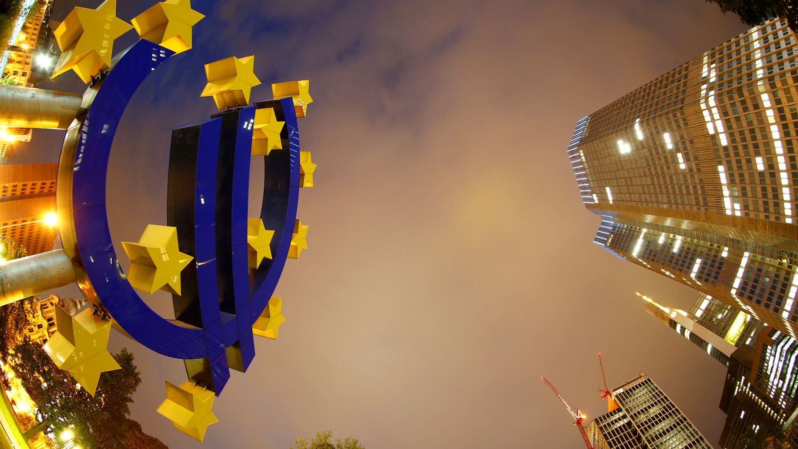 Foto: El signo del euro delante de la sede del Banco Central Europeo (BCE). (Reuters)