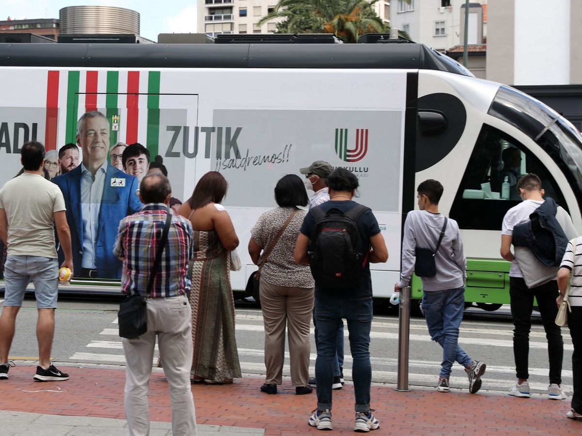 Foto: Publicidad electoral de Urkullu en el tranvía de Bilbao. (EFE)