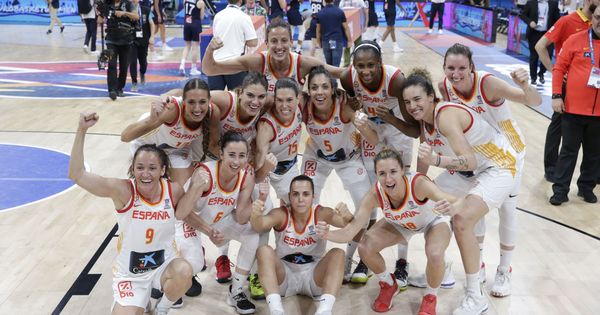 Foto: El combinado español tras ganar la final del Eurobasket. (EFE)