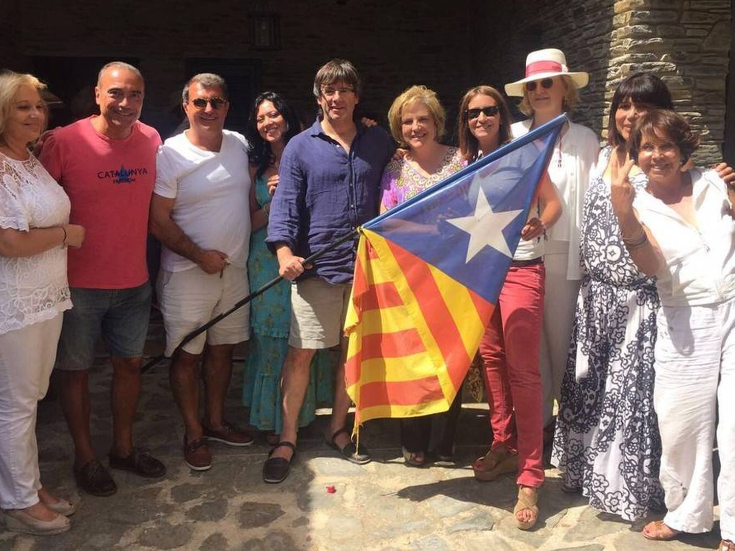 Carles Puigdemont junto a Rahola, Laporta y otros amigos en Cadaqués. Twitter de @RaholaOficial