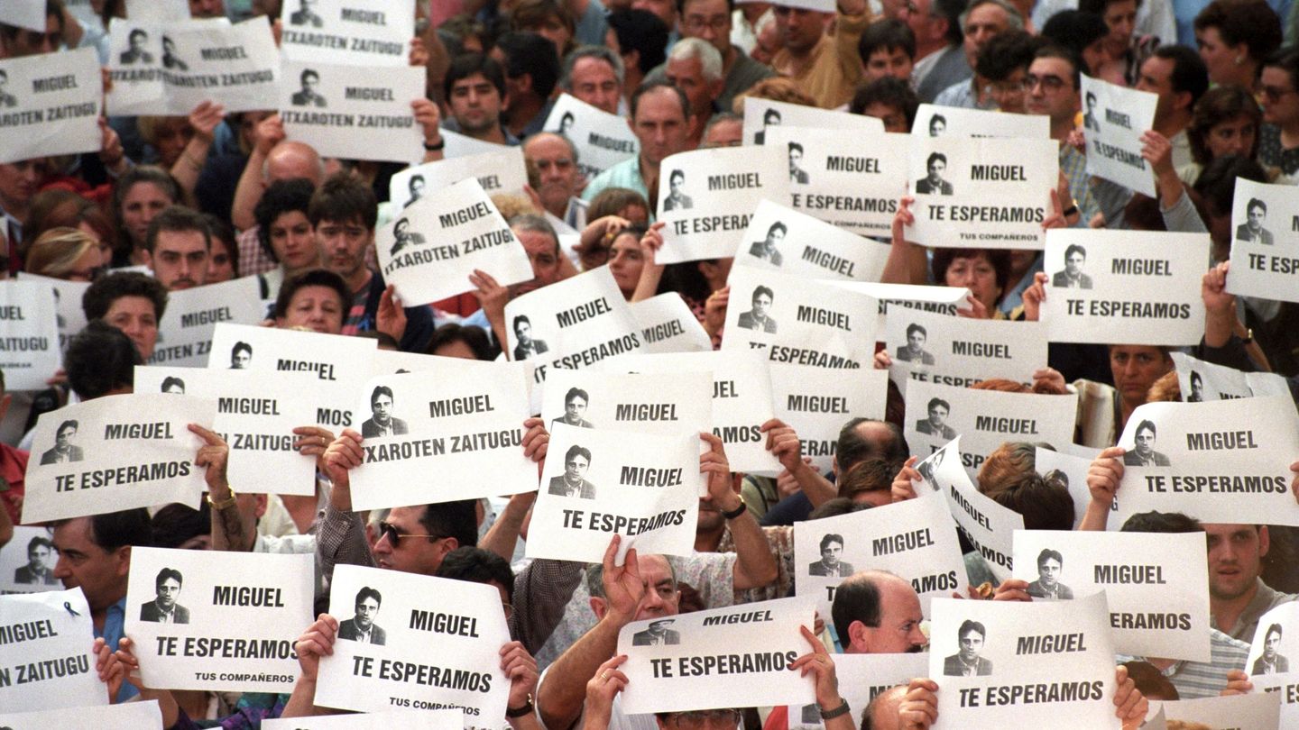 Fotografía de archivo del 11-7-1997 de la manifestación que miles de personas llevaron a cabo en Ermua (Vizcaya) para pedir la libertad de Miguel Angel Blanco secuestrado por ETA. (EFE ARCHIVO Luis Tejido)