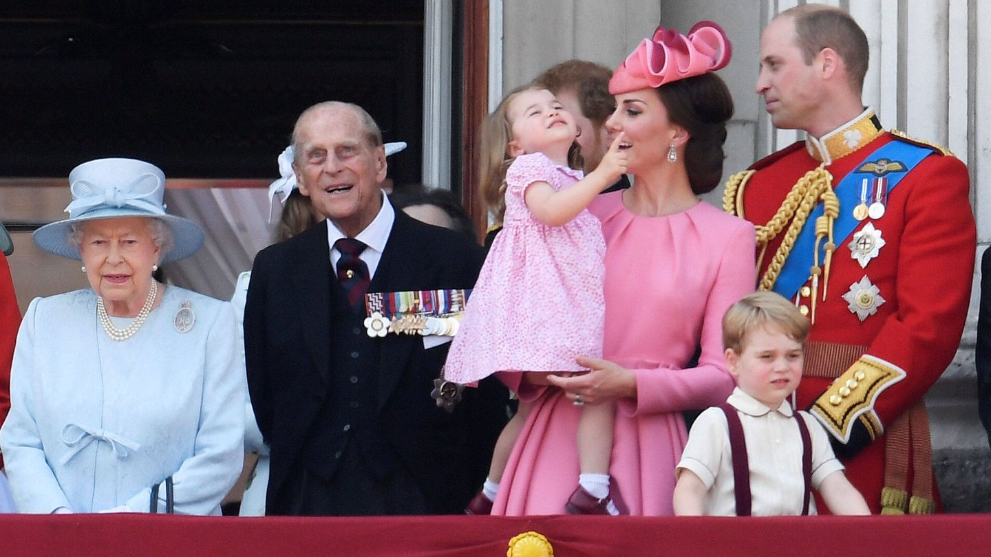 Miembros de la familia real en el balcón de Buckingham Palace. (Reuters)