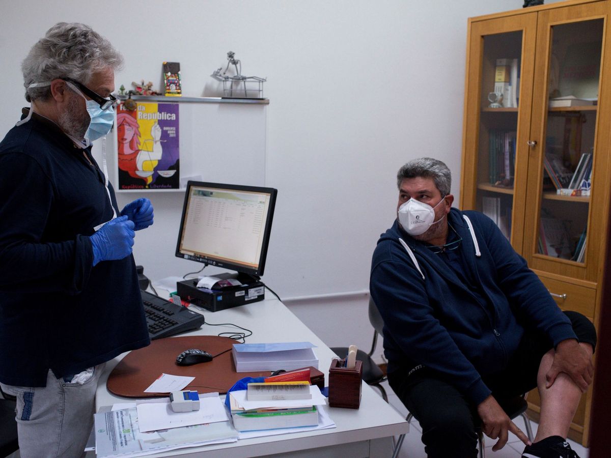 Foto: La consulta de un médico de un pueblo gallego. (EFE)