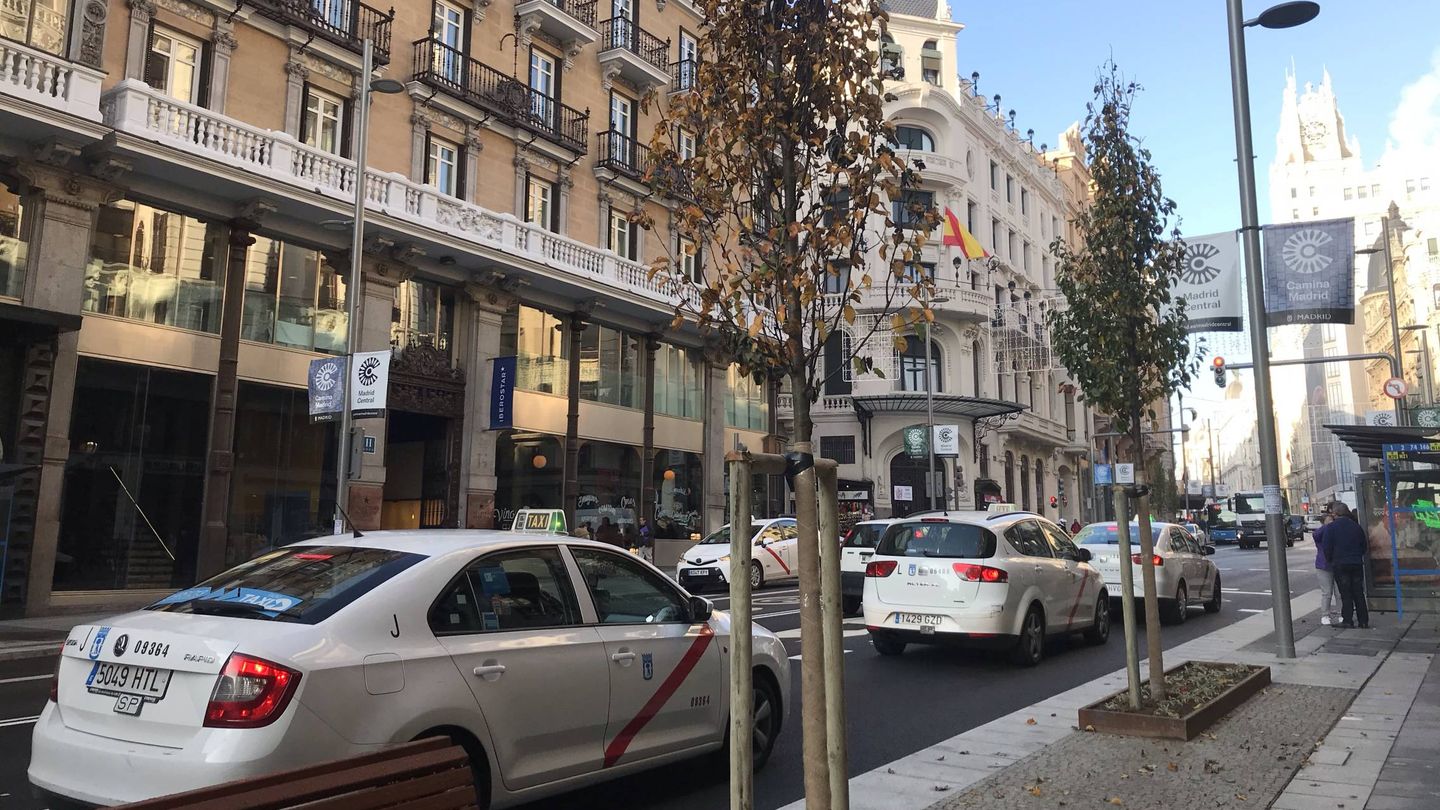 Muchos taxis en la Gran Vía durante el arranque de Madrid Central. (EC)