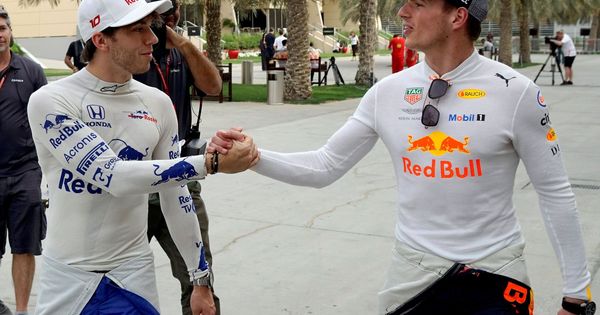 Foto: Verstappen saludando a Gasly en el GP de Baréin de la temporada pasada. (EFE)