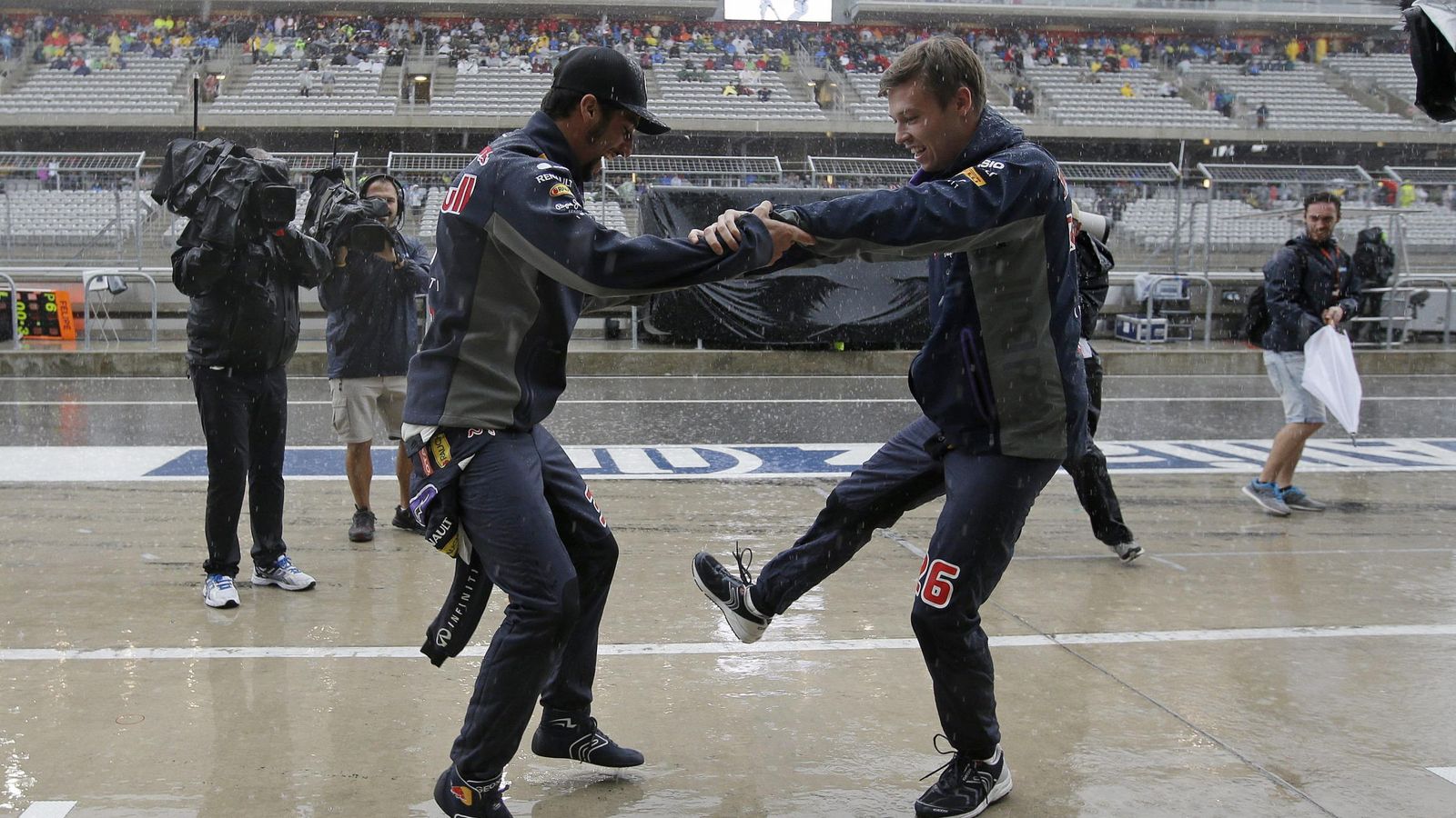 Foto: Daniel Ricciardo y Daniil Kvyat bailaron bajo la lluvia en Austin (Efe)
