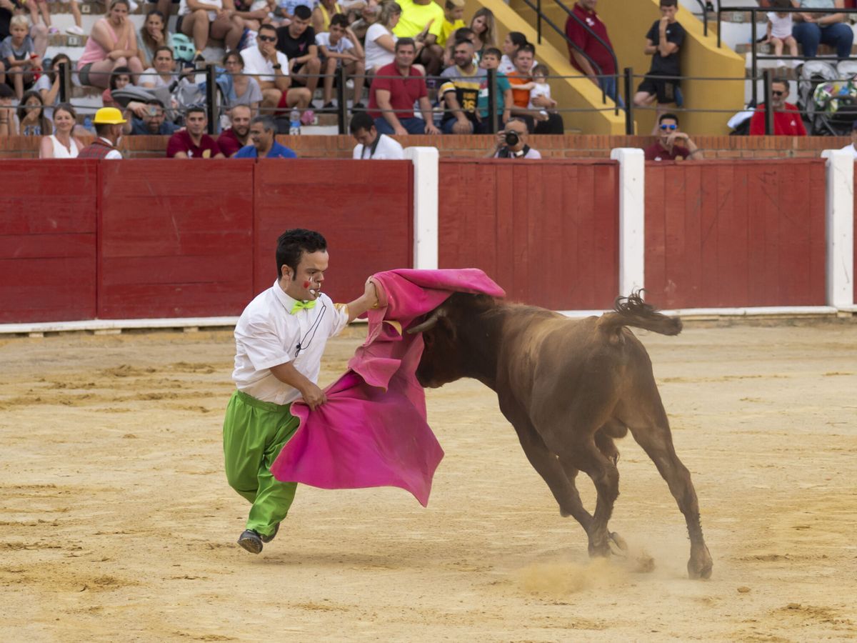 Foto: Un momento del espectáculo taurino 'El Popeye torero y sus enanitos marineros', en Teruel. (EFE/Antonio García)