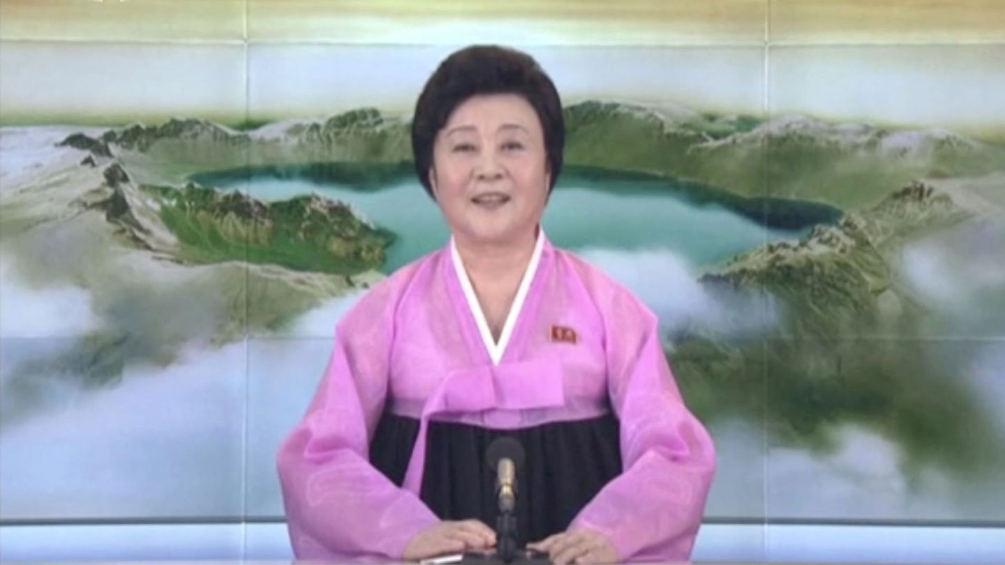 La presentadora de la televisión nacional norcoreana anuncia el lanzamiento, el 28 de noviembre de 2017. (Reuters)