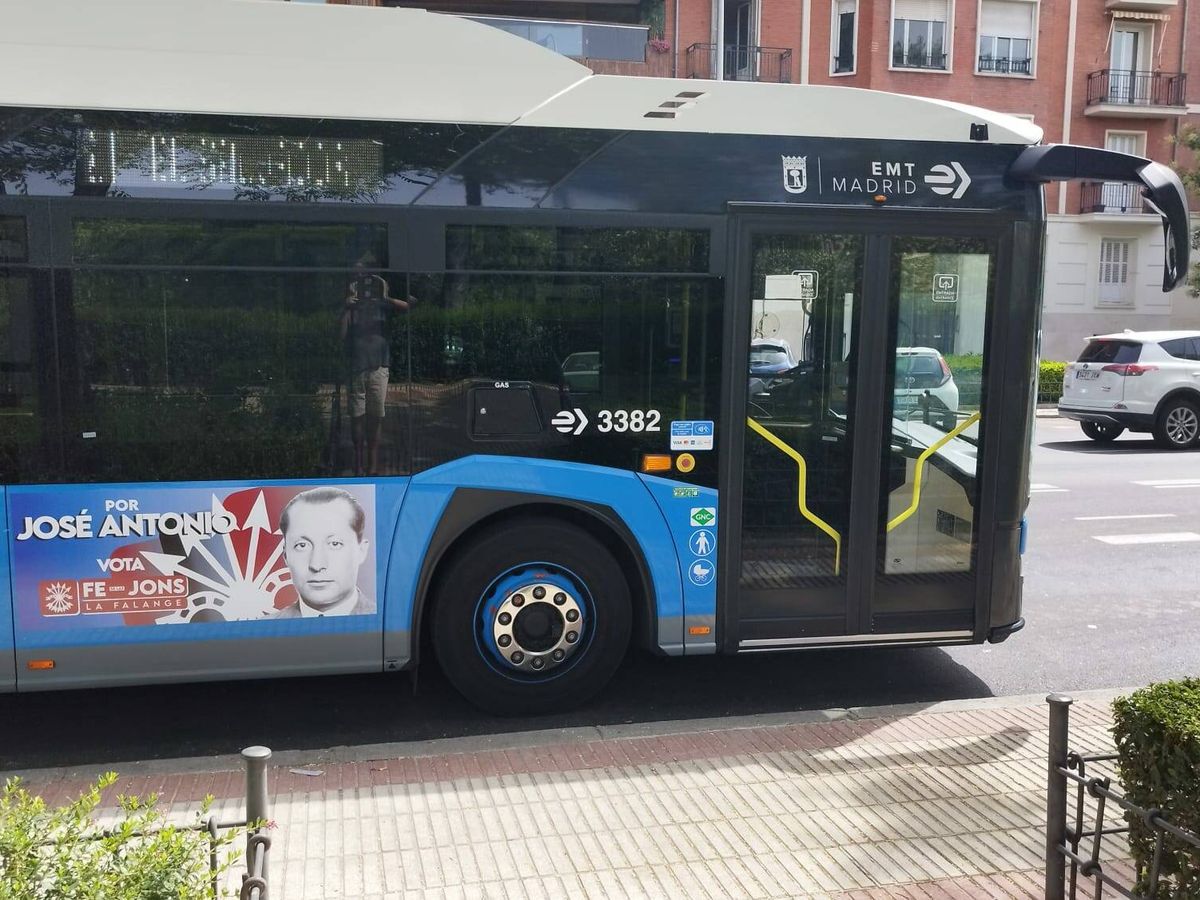Foto: Un autobús madrileño con la publicidad de la Falange que tanta polémica está causando. (Twitter/@lafalange)