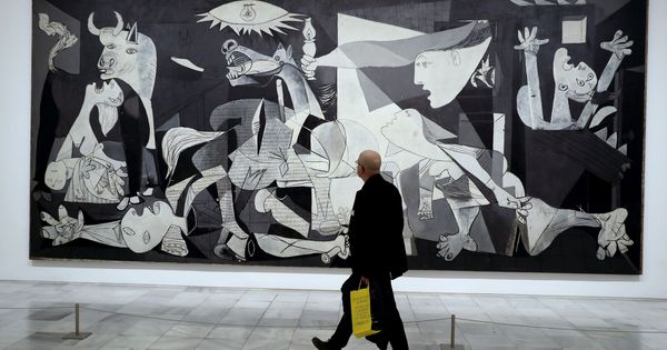 Foto: Un visitante pasa frente al 'Guernica', en el Museo Reina Sofía. (EFE)