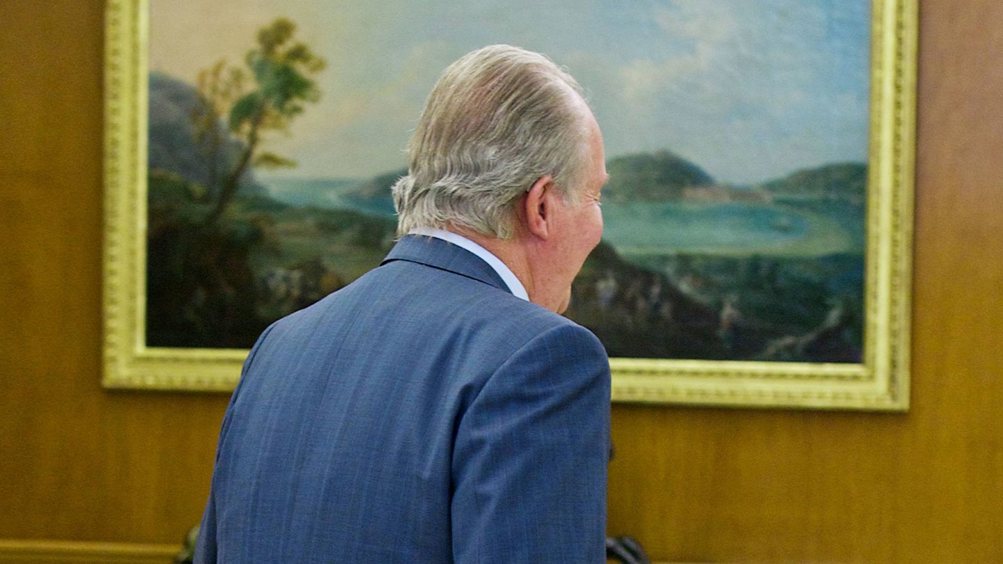 El rey Juan Carlos, en su despacho del Palacio Real. (Getty)