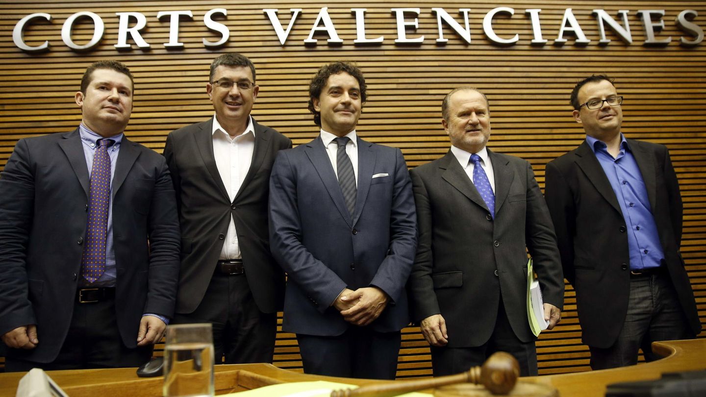 Emilio Argüeso, con los miembros de la Mesa de las Cortes Valencianas de la que es secretario primero. (EFE)