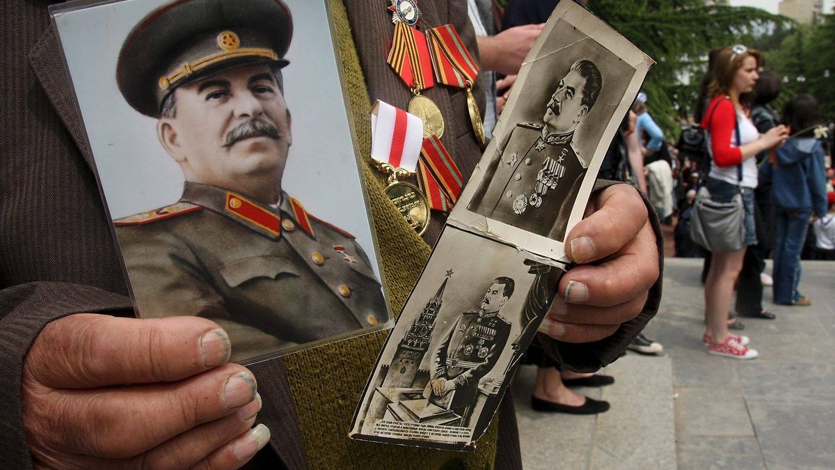 En tierra de nadie y con nombre soviético: la capital que recuperó a Stalin en el siglo XXI