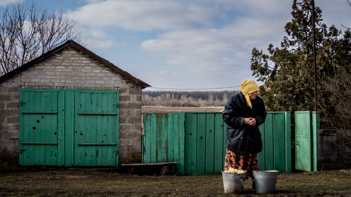 Una de las pocas civiles que permanecen todavía en los pequeños villorrios del Donbás, algunos a apenas un puñado de kilómetros del frente (F. T.)