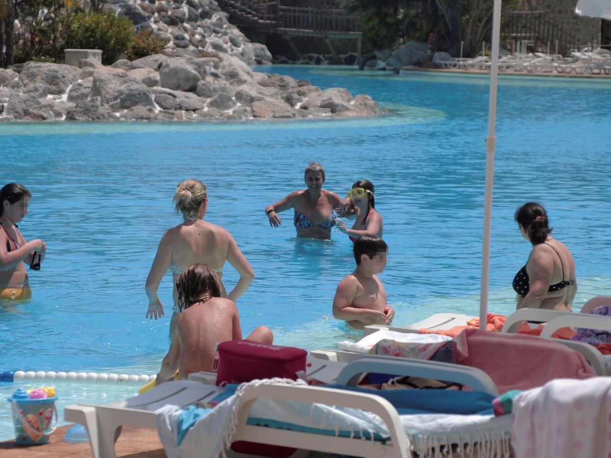 Foto: Varias personas disfrutan de la piscina del Parque Marítimo del Mediterráneo en Ceuta. (EFE)