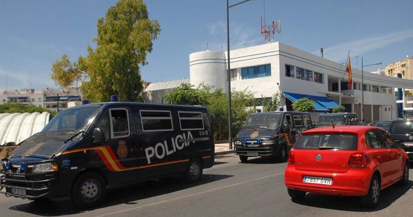 Foto: Furgones de la Policía Nacional frente a la comisaría de Marbella (Málaga), en una foto de archivo. (EFE)