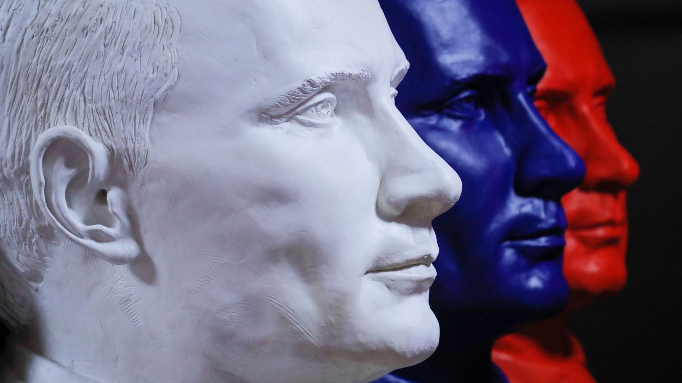 Foto: Varios bustos de Putin con los colores de la bandera rusa en una exposición en el museo UMAM de Moscú. (Reuters) 