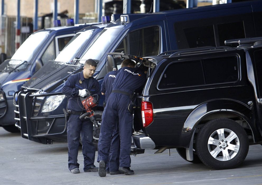 Foto: Agentes de la Policía Nacional inspeccionan un vehículo durante el registro en el polígono Cobo Calleja. (EFE)