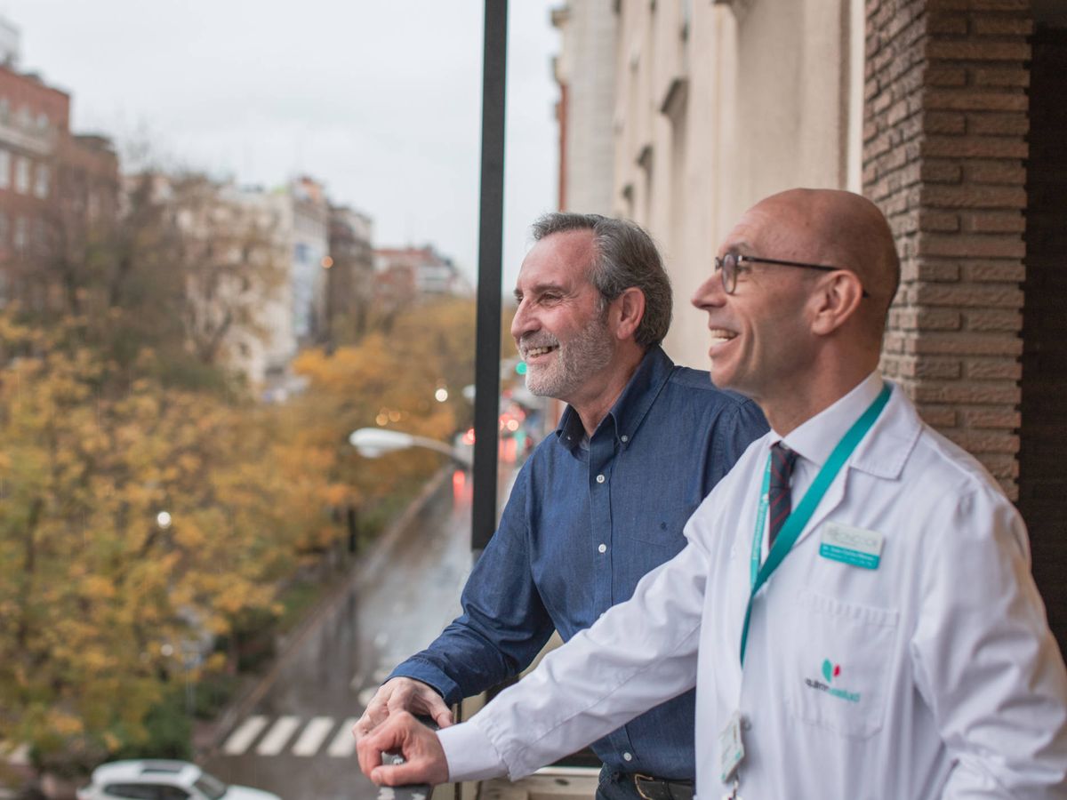Foto: El doctor Meneu, junto a su paciente Enrique Baraza. (Jorge Álvaro)